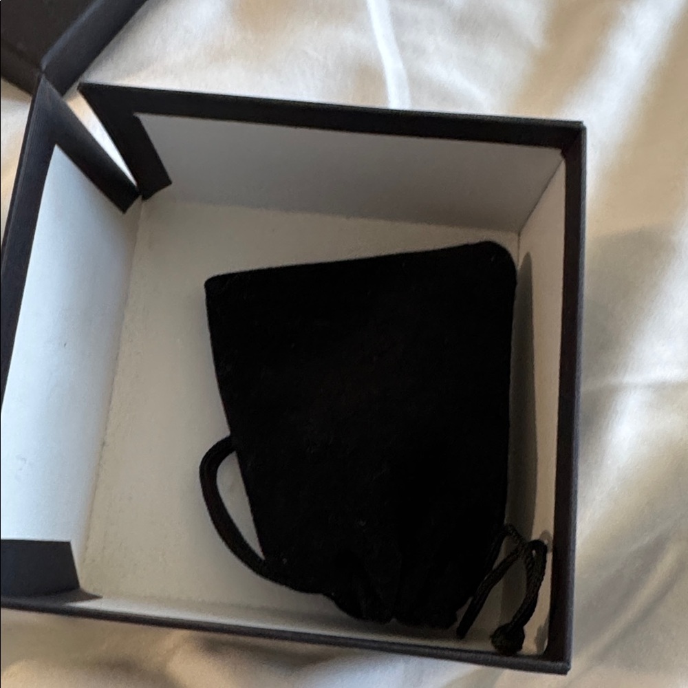 Gucci Black Resin Button Ring with Gold Logo- brand new no tags - Picture 3 of 6